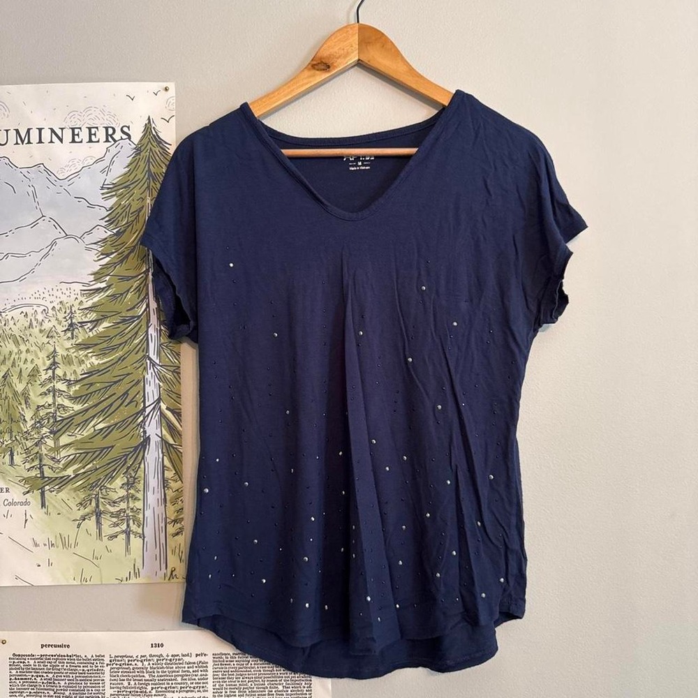 APT. 9 Embellished V‑Neck Top Chic Minimalist Sparkle Tee
